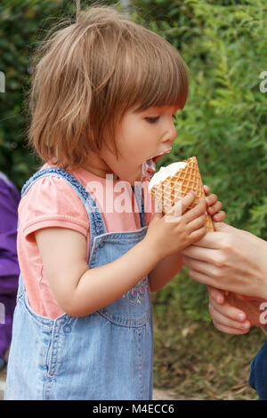 Cute girl mangent des glaces Banque D'Images