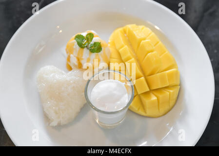Avec Mango sticky rice Banque D'Images
