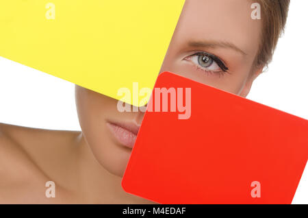 Femme en rouge et jaune carte soccer Banque D'Images