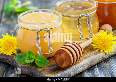 Miel de tilleul et fleurs en pots de verre. Banque D'Images