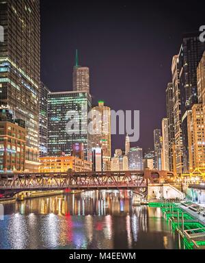 Chicago Illinois city skyline at night time Banque D'Images