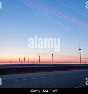 Éoliennes au coucher du soleil le long de l'autoroute trajet du matin Banque D'Images