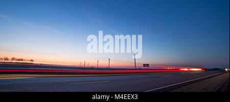 Éoliennes au coucher du soleil le long de l'autoroute trajet du matin Banque D'Images