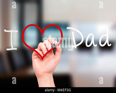Man main écrit J'aime papa sur écran visuel Banque D'Images