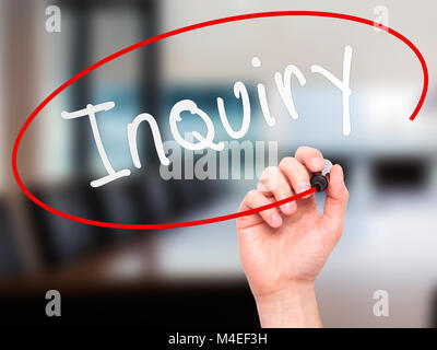 La main de l'homme enquête avec le marqueur de l'effacement transparent de sélection Banque D'Images