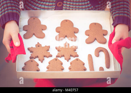 Boy holding a tray de gingerbread cookies Banque D'Images