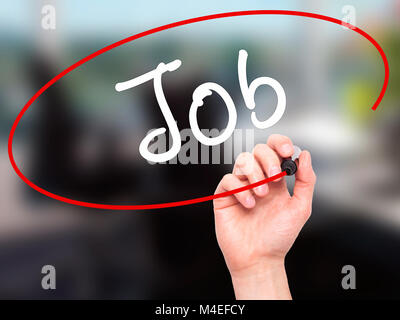 L'homme de l'écriture de la main avec un marqueur sur la transparence du conseil d'effacement Banque D'Images