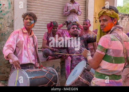 Barsana, Inde - le 17 mars 2016 : célébrer les dévots hindous Lathmar Holi à Barsana, village de l'Uttar Pradesh, Inde. Banque D'Images