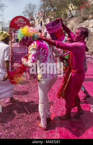 Barsana, Inde - le 17 mars 2016 : célébrer les dévots hindous Lathmar Holi à Barsana, village de l'Uttar Pradesh, Inde. Banque D'Images