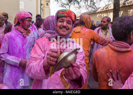 Barsana, Inde - le 17 mars 2016 : célébrer les dévots hindous Lathmar Holi à Barsana, village de l'Uttar Pradesh, Inde. Banque D'Images