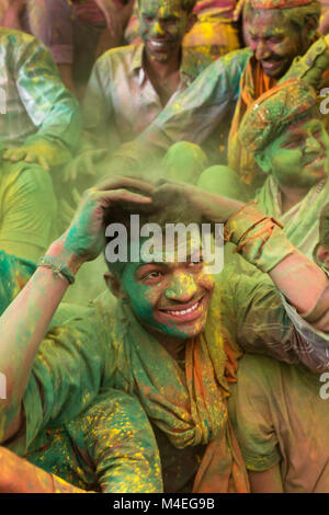 Barsana, Inde - le 17 mars 2016 : célébrer les dévots hindous Lathmar Holi à Barsana, village de l'Uttar Pradesh, Inde. Banque D'Images