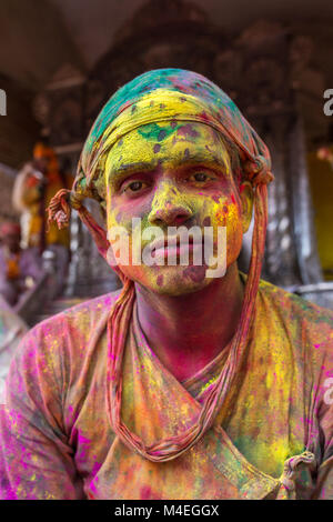 Nandgaon, Inde - le 18 mars 2016 : Portrait d'un homme non identifié de la face enduite de couleurs en cours de Holi célébration en Nandgaon, de l'Uttar Pradesh, dans Banque D'Images