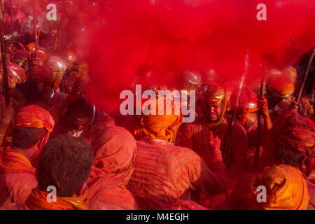 Nandgaon, Inde - le 18 mars 2016 : les villageois viennent à Barsana Nandgaon village pour célébrer Lathmar Holi dans Nandgaon, Uttar Pradesh, Inde. Banque D'Images