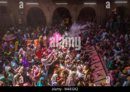 Vrindavan, Inde - le 19 mars 2016 : homme non identifié vente en poudre colorée colorants utilisés pour le festival de Holi en Inde Holi célébration dans l'Hindu Banke Bi Banque D'Images