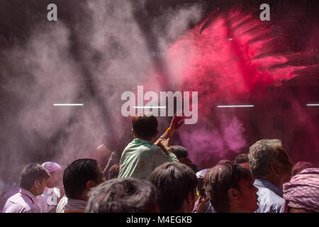 Vrindavan, Inde - le 19 mars 2016 : homme non identifié vente en poudre colorée colorants utilisés pour le festival de Holi en Inde Holi célébration dans l'Hindu Banke Bi Banque D'Images