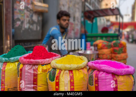 Vrindavan, Inde - le 19 mars 2016 : homme non identifié vente en poudre colorée colorants utilisés pour le festival de Holi en Inde Banque D'Images