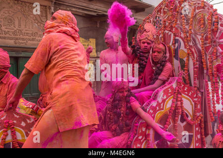 Vrindavan, Inde - le 19 mars 2016 : Procession de Holi colorés dans les rues de Vrindavan, Uttar Pradesh, Inde. Banque D'Images