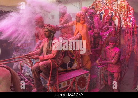 Vrindavan, Inde - le 19 mars 2016 : Procession de Holi colorés dans les rues de Vrindavan, Uttar Pradesh, Inde. Banque D'Images