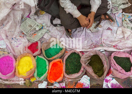 Vrindavan, Inde - le 21 mars 2016 : homme non identifié vente en poudre colorée colorants utilisés pour le festival de Holi en Inde Banque D'Images