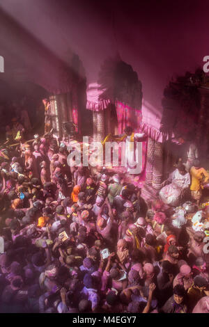 Vrindavan, Inde - le 23 mars 2016 : Holi célébration dans le temple hindou Banke Bihare à Vrindavan, Uttar Pradesh, Inde. Banque D'Images