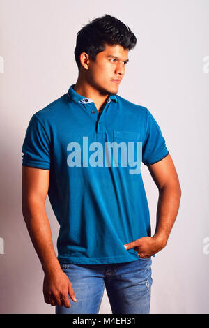 Jeune homme en tenue décontractée qui pose pour appareil photo, Pune, Maharashtra. Banque D'Images