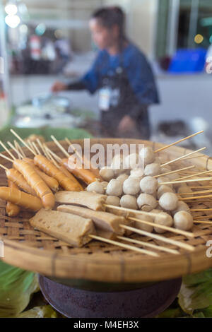 Snack-thaï : boulettes de viande, le poisson et les saucisses sont des boules en bois sur le plateau. Banque D'Images