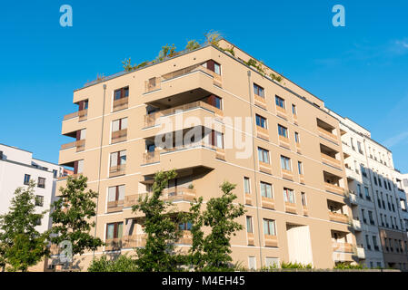 Maison de ville moderne marron vu à Berlin, Allemagne Banque D'Images