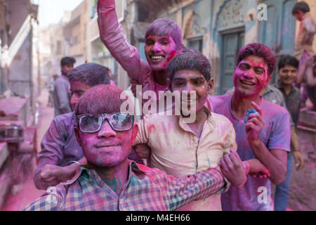 Barsana, Inde - le 17 mars 2016 : célébrer les dévots hindous Lathmar Holi à Barsana, village de l'Uttar Pradesh, Inde. Banque D'Images