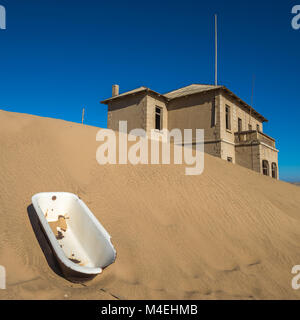 La ville fantôme de Kolmanskop abandonnée en Namibie Banque D'Images