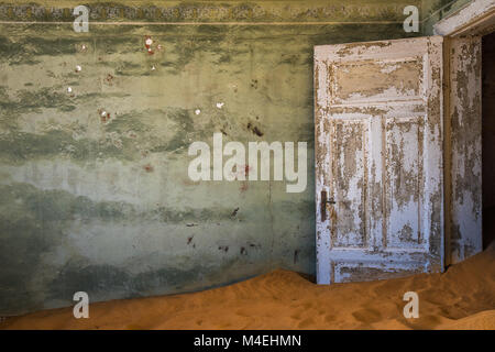 La ville fantôme de Kolmanskop abandonnée en Namibie Banque D'Images