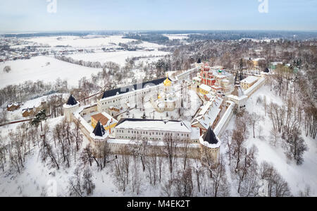 Vue aérienne sur Savvino-Storozhevsky monastère en journée d'hiver, Zvenigorod, oblast de Moscou, Russie Banque D'Images