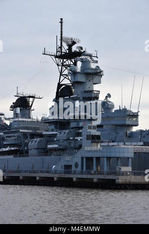 USS New Jersey (BB-62) dans la région de Camden, New Jersey Banque D'Images