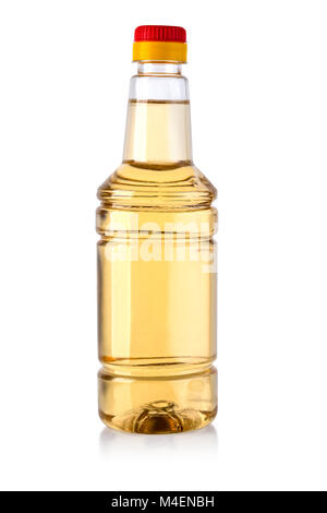 Bouteille en plastique avec vinaigre de pomme isolé sur le fond blanc avec clipping path Banque D'Images
