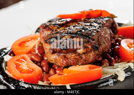 Pavé de boeuf avec des haricots rouges garnir Banque D'Images