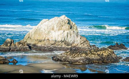 Soberanes et falaises sur l'océan Pacifique en Californie Banque D'Images