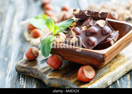 Le chocolat noir aux noisettes et de feuilles de menthe. Banque D'Images