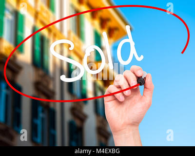 La main de l'homme vendu avec marqueur noir sur l'écran visuel Banque D'Images