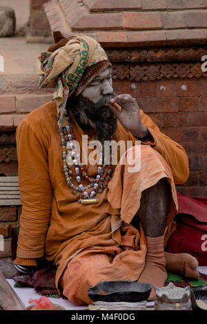 Repetto Noémie / Le Pictorium - 12-13 février 2018 - Shiva Ratri au temple de Pashupatinath. C'est une célébration très importante dans l'hindouisme. - 13/02/2018 - Népal - Katmandou / La Shiva Ratri (Shiavatri ou Maha traduit comme "La Grande Nuit de Shiva") est normalement tenue le 13 février. Cependant, les sadhus (mendiants) commencent à rassembler le jour avant, le 12 février. Ces personnes se rendent dans le temple de Pashupatinath pour célébrer l'anniversaire de Lord Shiva. Shiva est représenté sous la forme de yogi ou mendiant et beaucoup d'autres formes, d'où la présence d'autant de mendiants à partir de Katmandou dans th Banque D'Images