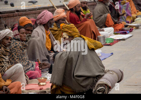 Repetto Noémie / Le Pictorium - 12-13 février 2018 - Shiva Ratri au temple de Pashupatinath. C'est une célébration très importante dans l'hindouisme. - 13/02/2018 - Népal - Katmandou / La Shiva Ratri (Shiavatri ou Maha traduit comme "La Grande Nuit de Shiva") est normalement tenue le 13 février. Cependant, les sadhus (mendiants) commencent à rassembler le jour avant, le 12 février. Ces personnes se rendent dans le temple de Pashupatinath pour célébrer l'anniversaire de Lord Shiva. Shiva est représenté sous la forme de yogi ou mendiant et beaucoup d'autres formes, d'où la présence d'autant de mendiants à partir de Katmandou dans th Banque D'Images