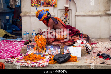 Repetto Noémie / Le Pictorium - 12-13 février 2018 - Shiva Ratri au temple de Pashupatinath. C'est une célébration très importante dans l'hindouisme. - 13/02/2018 - Népal - Katmandou / La Shiva Ratri (Shiavatri ou Maha traduit comme "La Grande Nuit de Shiva") est normalement tenue le 13 février. Cependant, les sadhus (mendiants) commencent à rassembler le jour avant, le 12 février. Ces personnes se rendent dans le temple de Pashupatinath pour célébrer l'anniversaire de Lord Shiva. Shiva est représenté sous la forme de yogi ou mendiant et beaucoup d'autres formes, d'où la présence d'autant de mendiants à partir de Katmandou dans th Banque D'Images