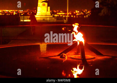 Close-up de flamme éternelle par nuit à Kings Park, la ville de Perth, Australie occidentale. La flamme du souvenir dans la fontaine, monument de guerre. Banque D'Images