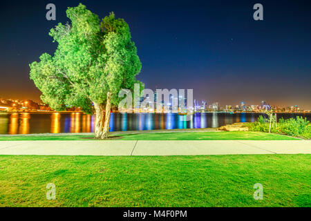 Le centre-ville de Perth cityscape with skyscrapers reflétant sur la rivière Swan de Mill point dans l'ouest de l'Australie. Perth Skyline illuminée la nuit. Monument populaire dans la ville de Perth. Scène de nuit. Copy space Banque D'Images