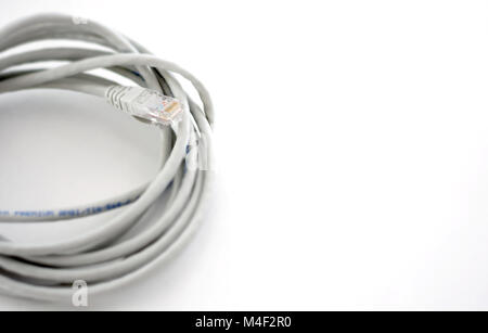 Câble Ethernet isolé sur fond blanc. Vue d'en haut Banque D'Images