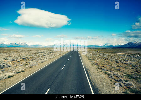 Route de l'El Chalten avec Fitz Roy de montagnes en arrière-plan, couleur rétro photo aux couleurs de l'Argentine. Banque D'Images