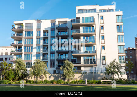 Bloc d'appartements modernes avec un balcon à Berlin Banque D'Images