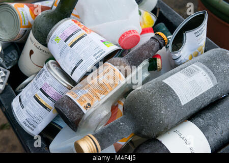 Couvert de gel de recyclage du verre, plastique et métal en attente d'une maison en dehors de Shropshire. Banque D'Images