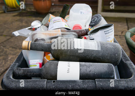 Couvert de gel de recyclage du verre, plastique et métal en attente d'une maison en dehors de Shropshire. Banque D'Images