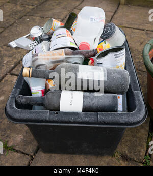 Couvert de gel de recyclage du verre, plastique et métal en attente d'une maison en dehors de Shropshire. Banque D'Images