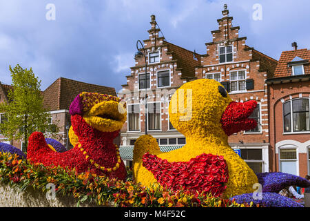 Statue en fleurs de tulipes sur parade à Haarlem Pays-Bas Banque D'Images