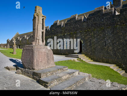 Les restes de la 12e siècle ( l) haute croix de saint Patrick, Rock of Cashel, comté de Tipperary, Irlande Banque D'Images